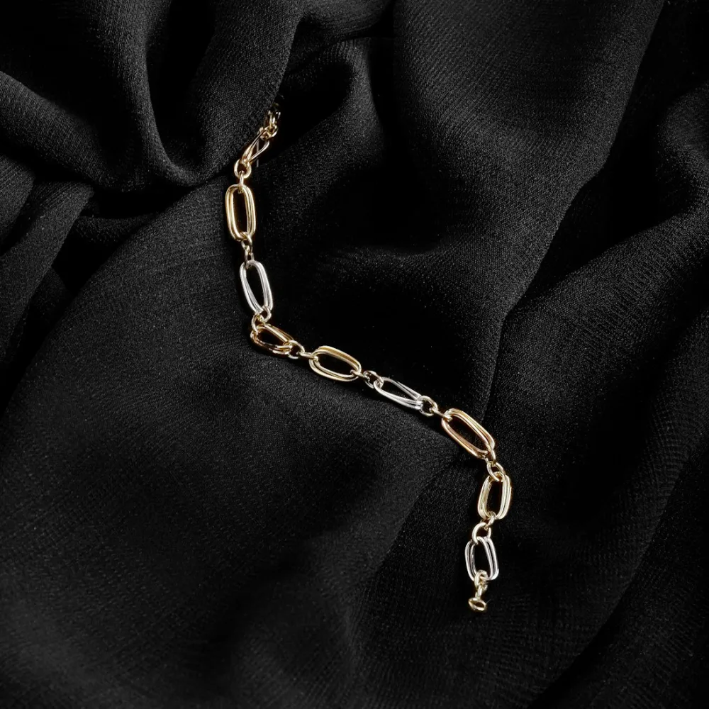 Brățară din aur cu zale ovale alungite, pe material negru